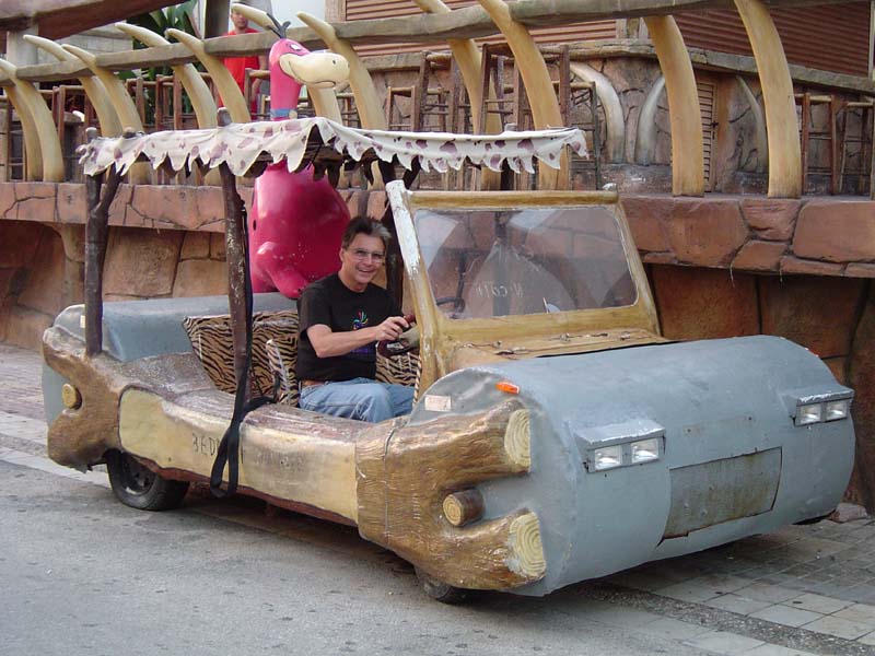 Manfred im Flintstone-Auto.